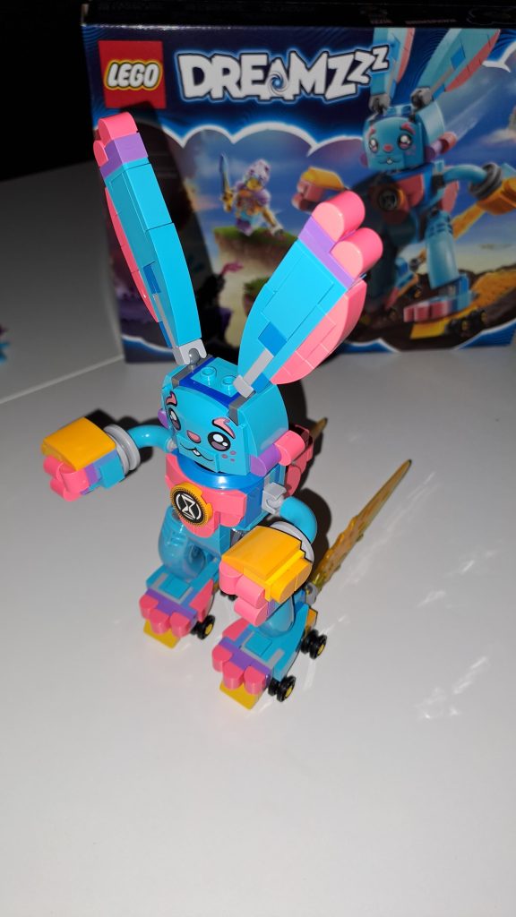 Lego DREAMZzz Izzie e il coniglio Bunchu in modalità pattini a rotelle