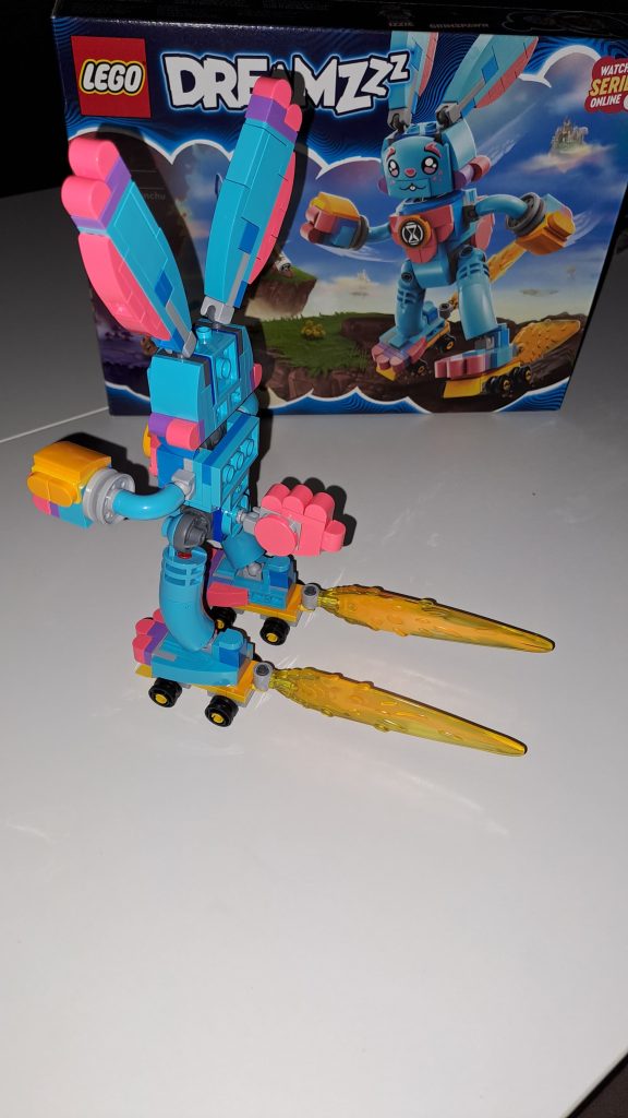 Lego DREAMZzz Izzie e il coniglio Bunchu in modalità pattini a rotelle visto dal retro